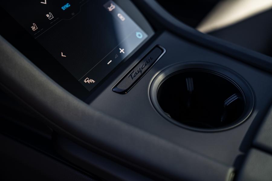 Детали интерьера Porsche Taycan 4S 2020 года  (NA) (фото 18 из 29)